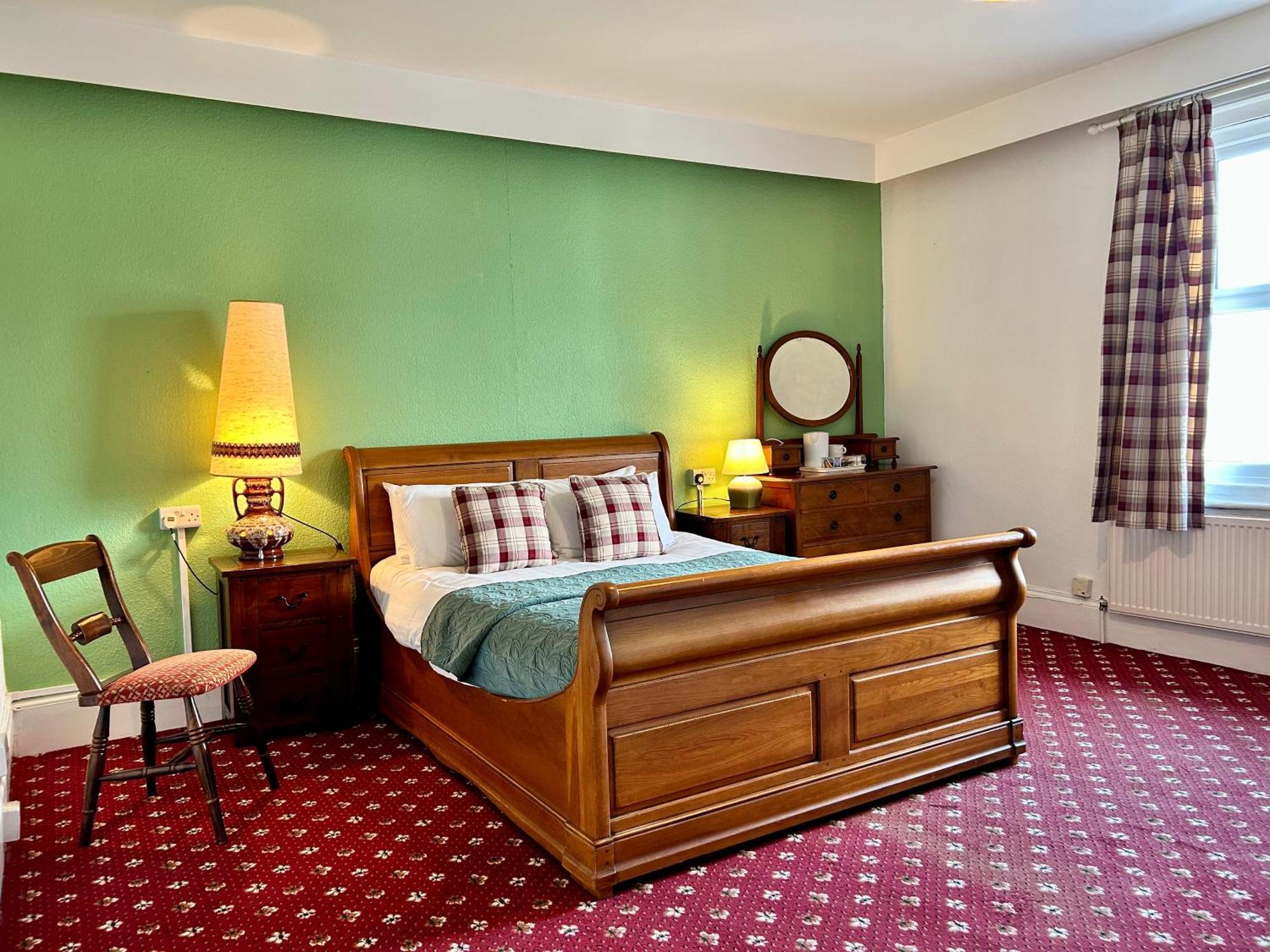Clarence Quarters Self-Catering Guest House Портсмът Екстериор снимка