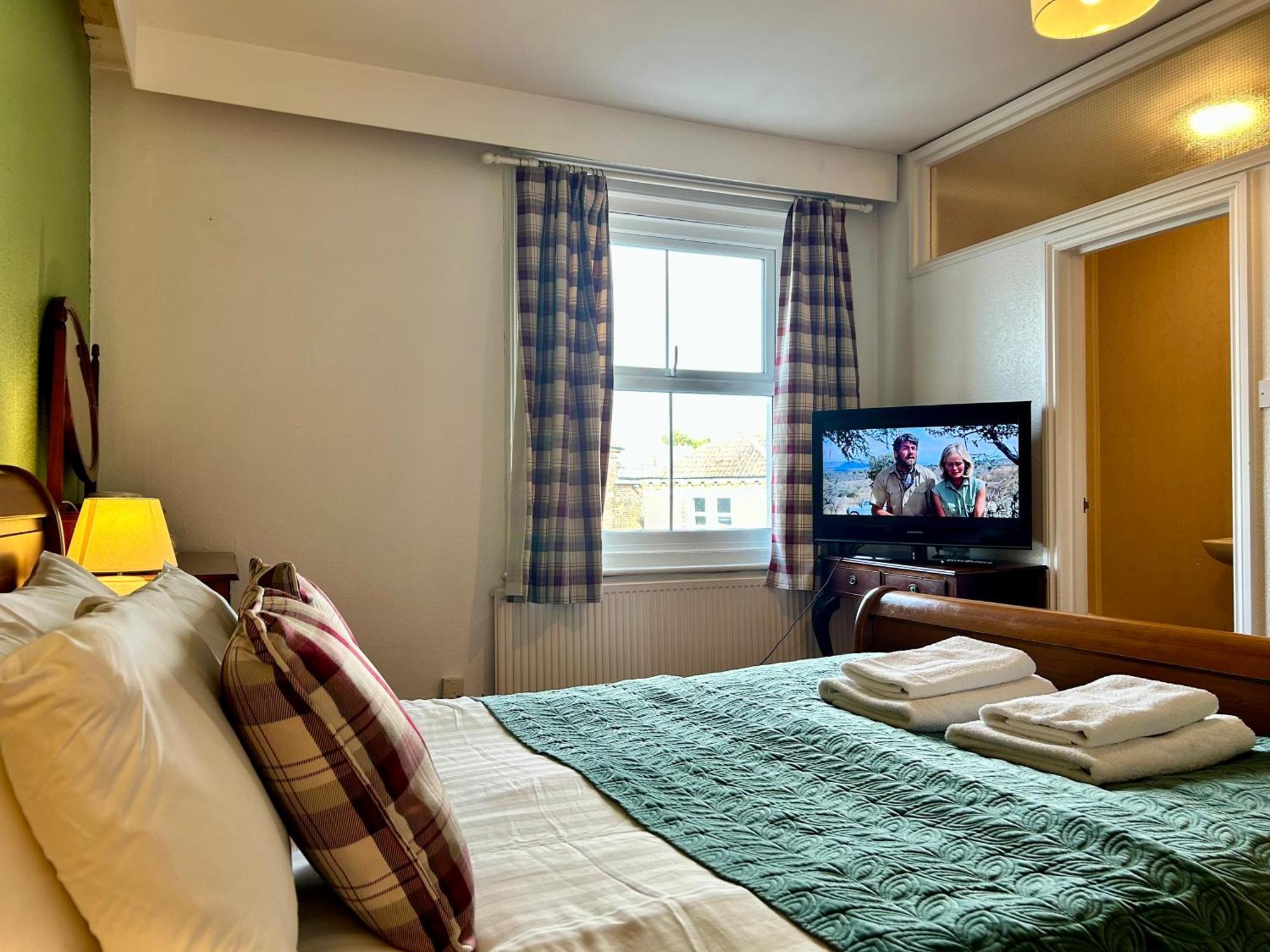 Clarence Quarters Self-Catering Guest House Портсмът Екстериор снимка
