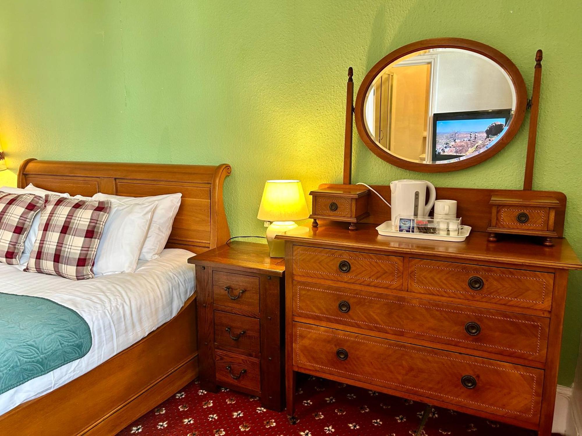 Clarence Quarters Self-Catering Guest House Портсмът Екстериор снимка