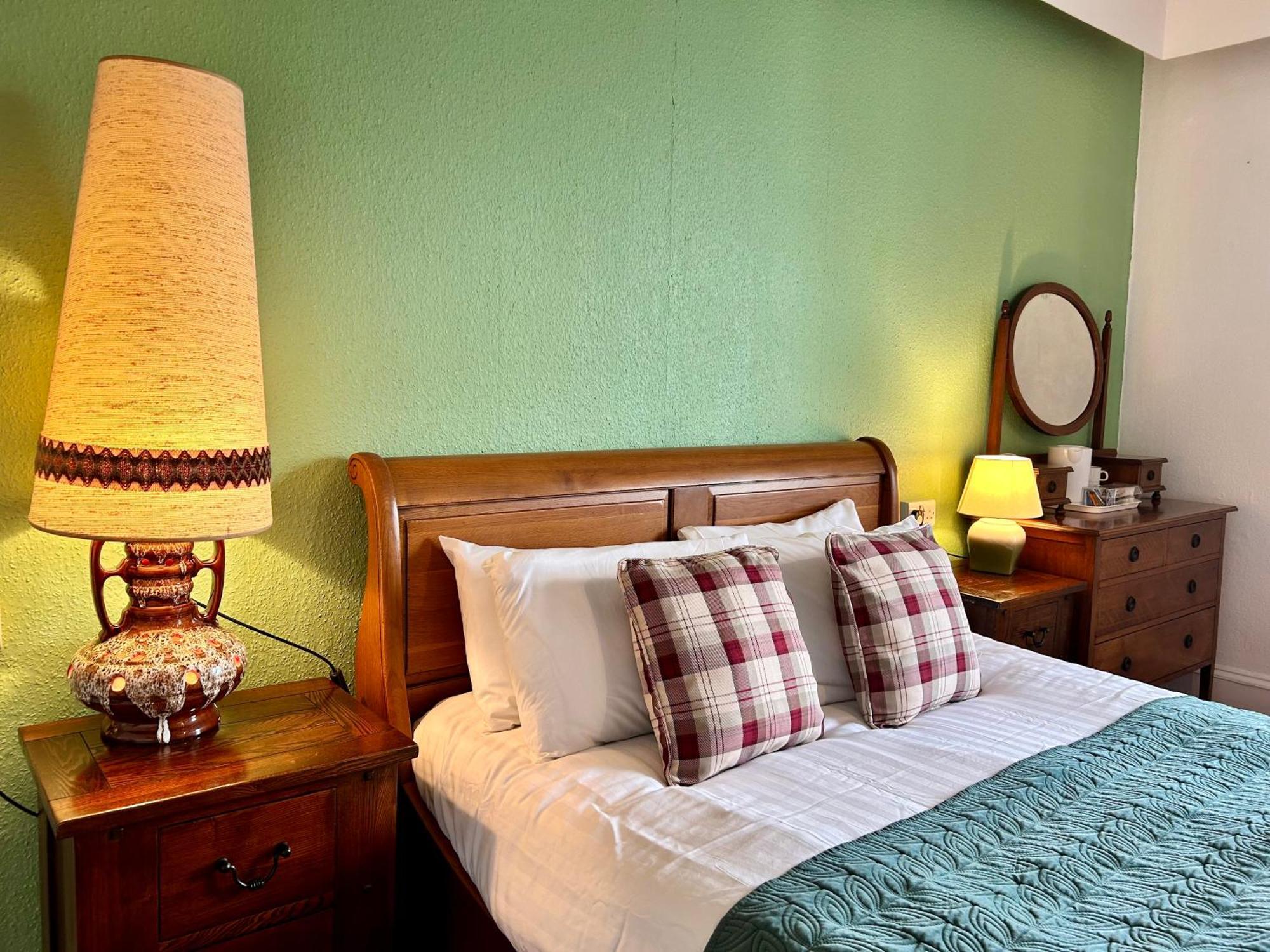 Clarence Quarters Self-Catering Guest House Портсмът Екстериор снимка