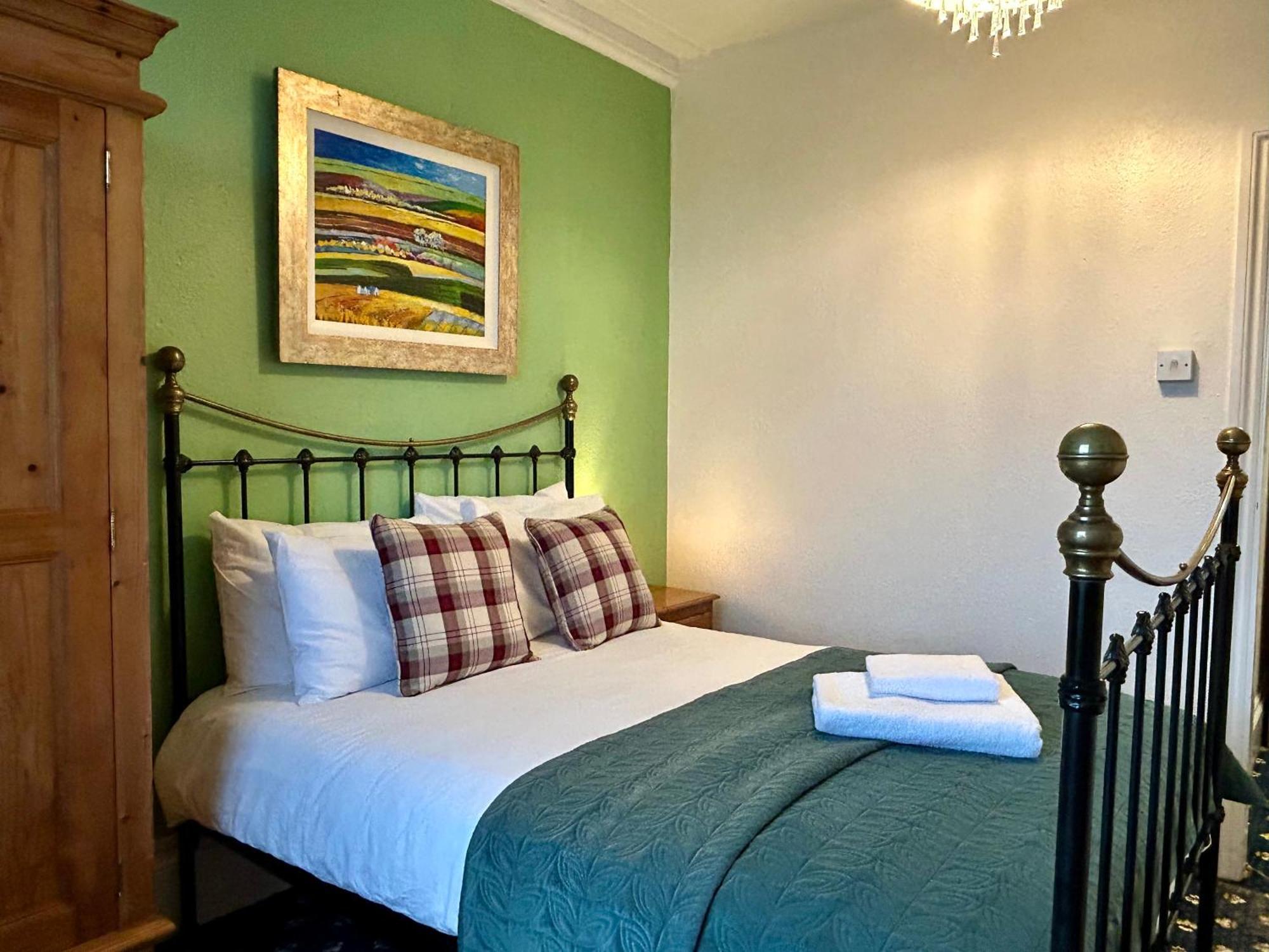 Clarence Quarters Self-Catering Guest House Портсмът Екстериор снимка