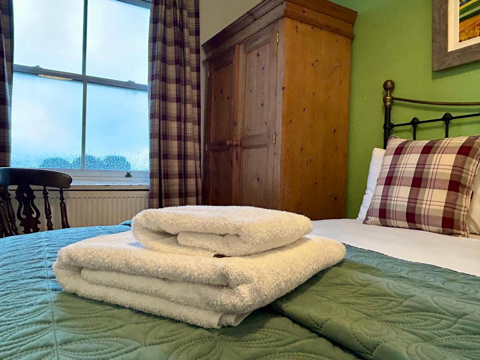 Clarence Quarters Self-Catering Guest House Портсмът Екстериор снимка