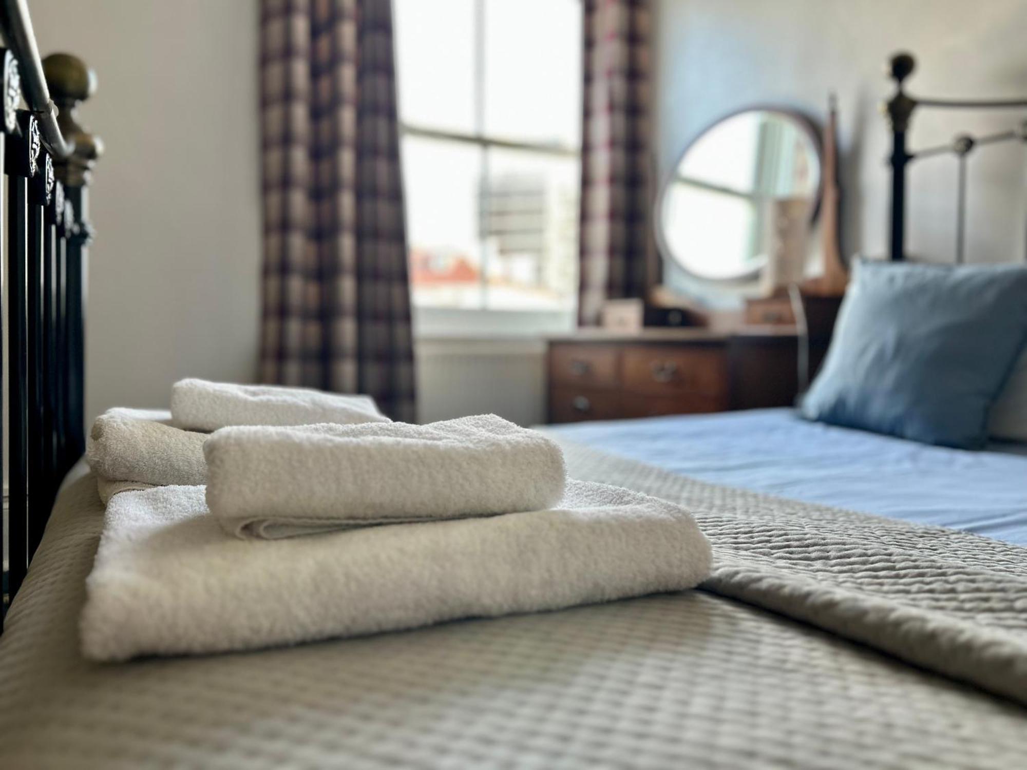 Clarence Quarters Self-Catering Guest House Портсмът Екстериор снимка