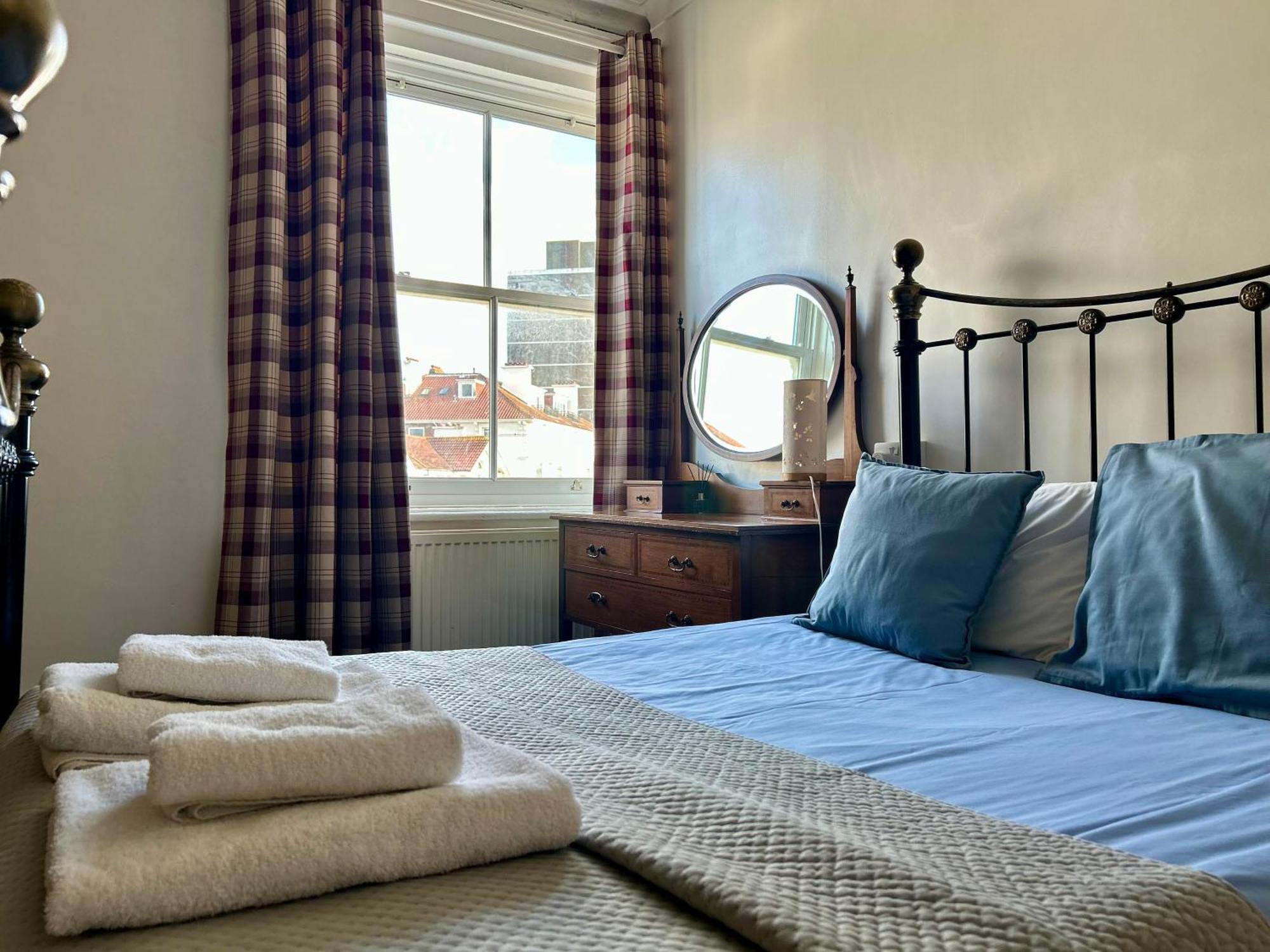Clarence Quarters Self-Catering Guest House Портсмът Екстериор снимка