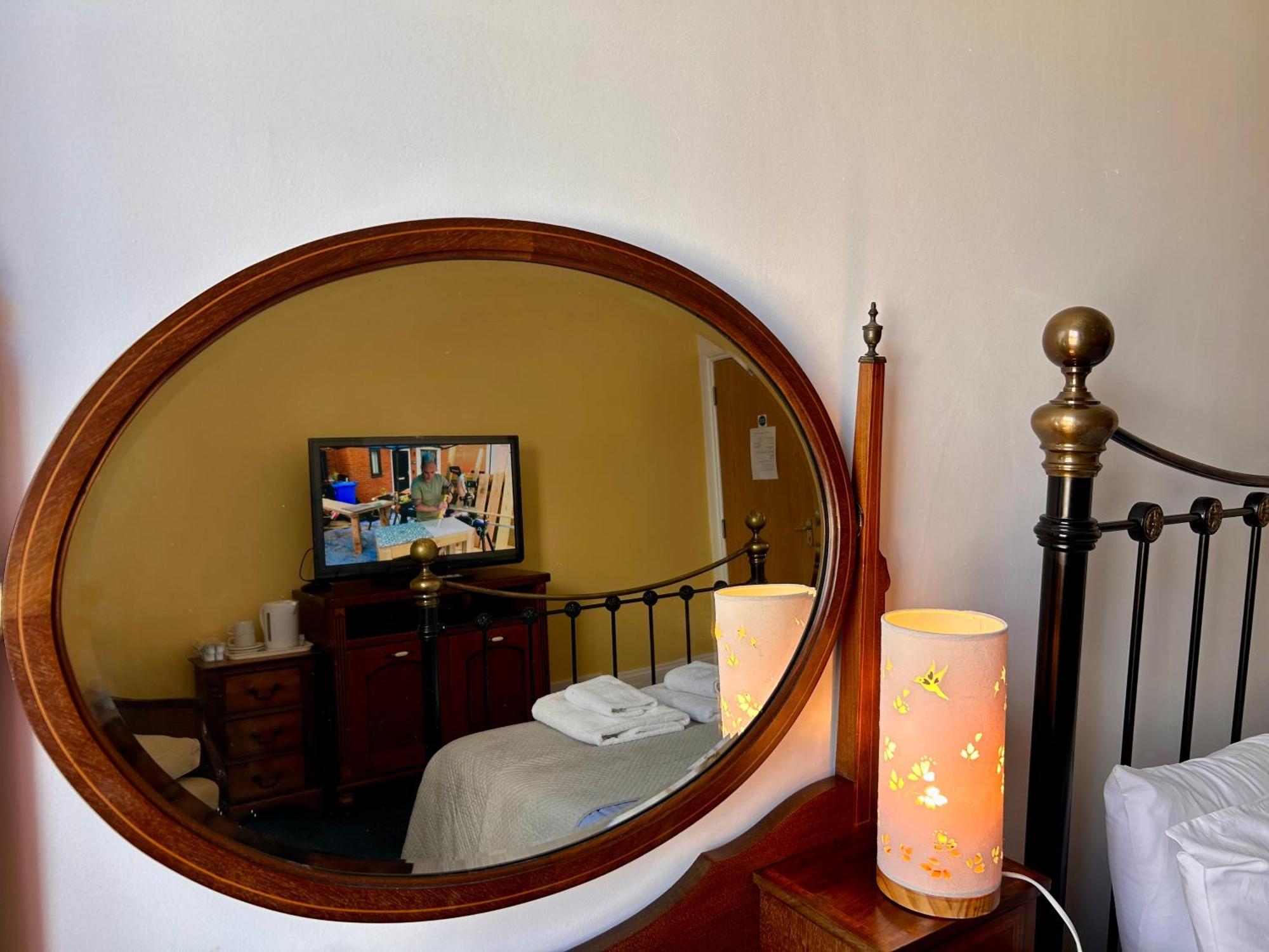 Clarence Quarters Self-Catering Guest House Портсмът Екстериор снимка