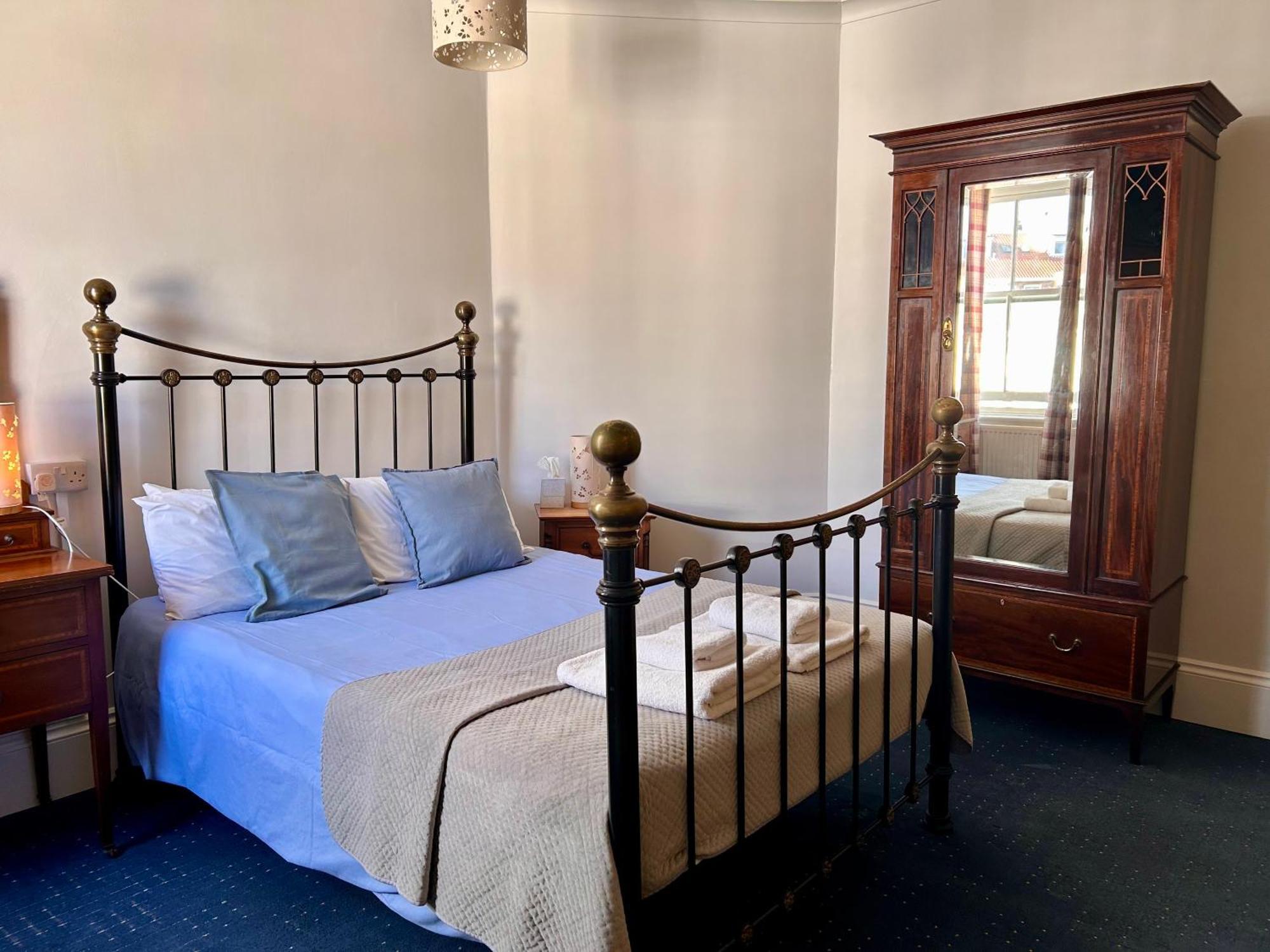 Clarence Quarters Self-Catering Guest House Портсмът Екстериор снимка