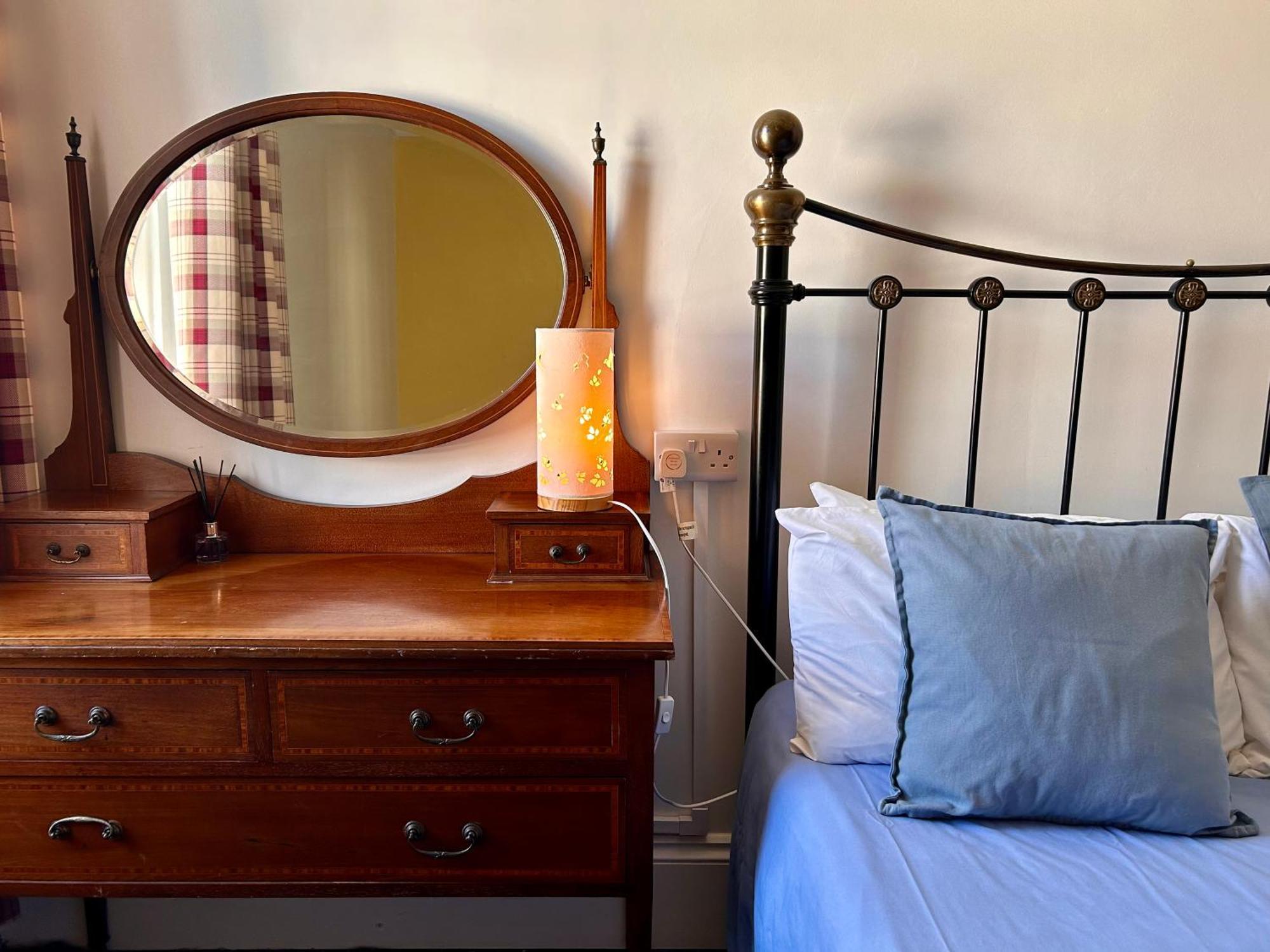 Clarence Quarters Self-Catering Guest House Портсмът Екстериор снимка