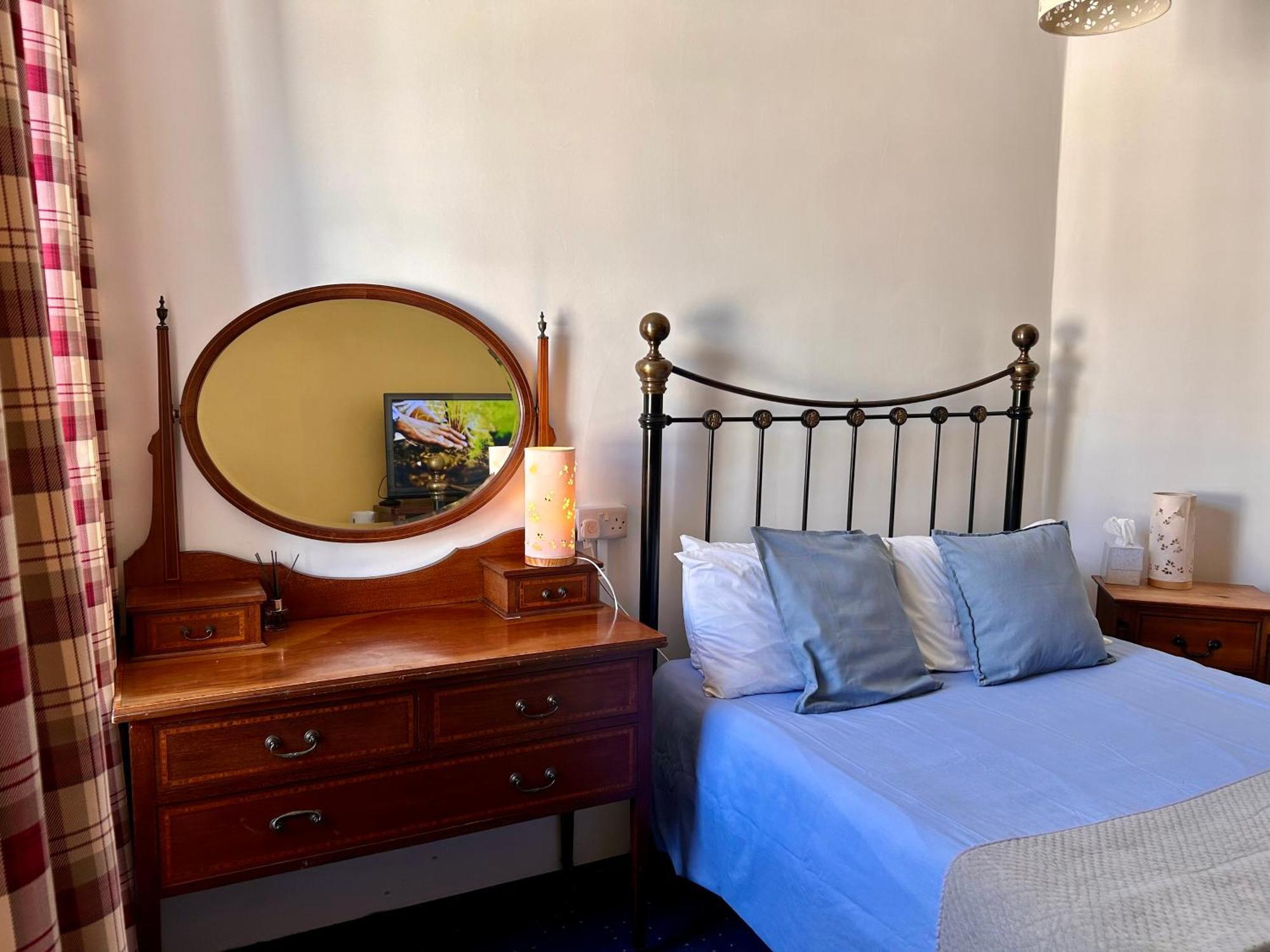 Clarence Quarters Self-Catering Guest House Портсмът Екстериор снимка