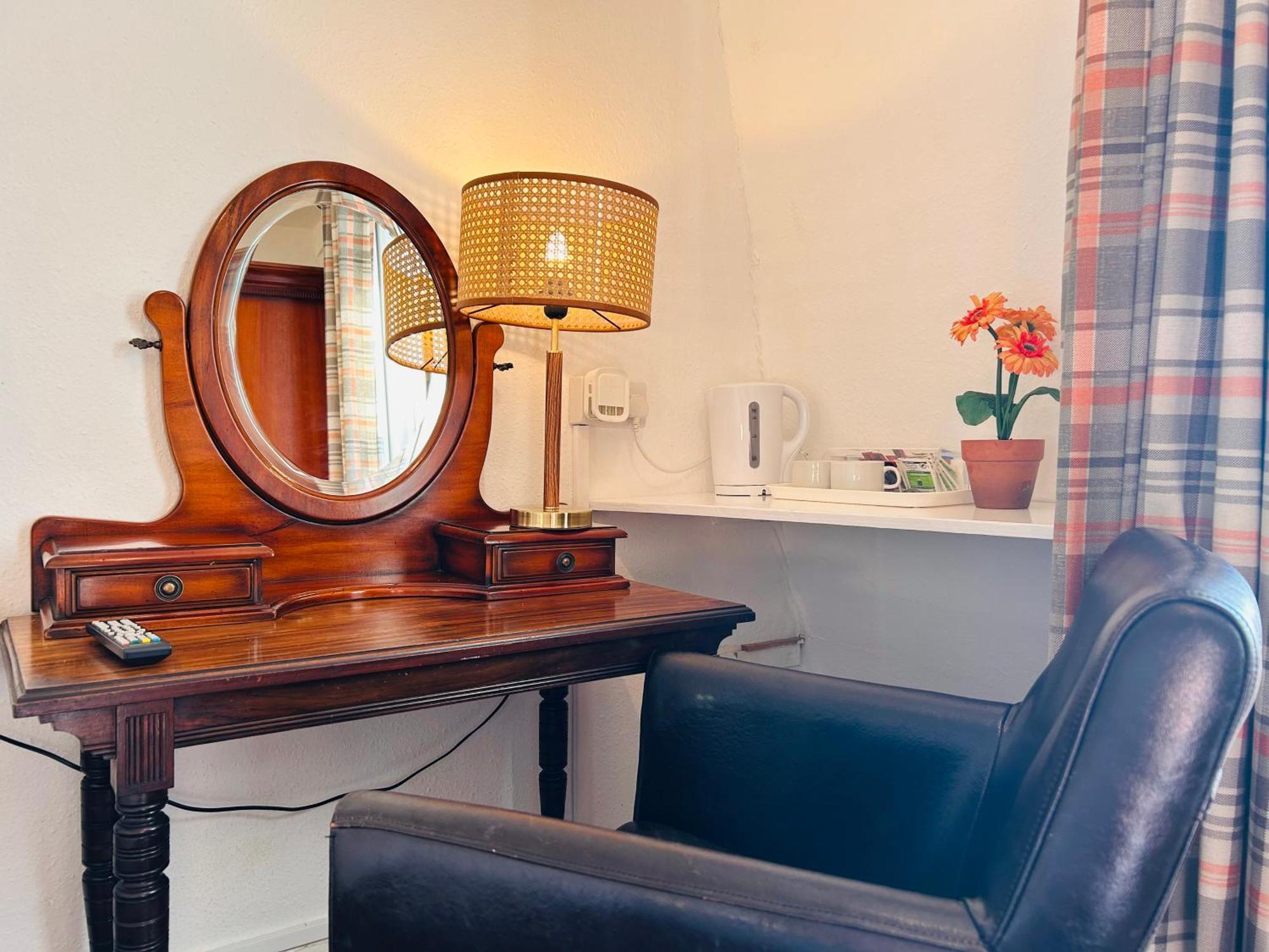Clarence Quarters Self-Catering Guest House Портсмът Екстериор снимка