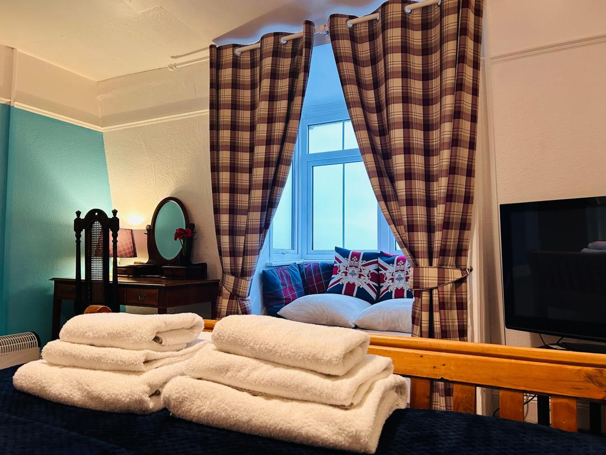 Clarence Quarters Self-Catering Guest House Портсмът Стая снимка