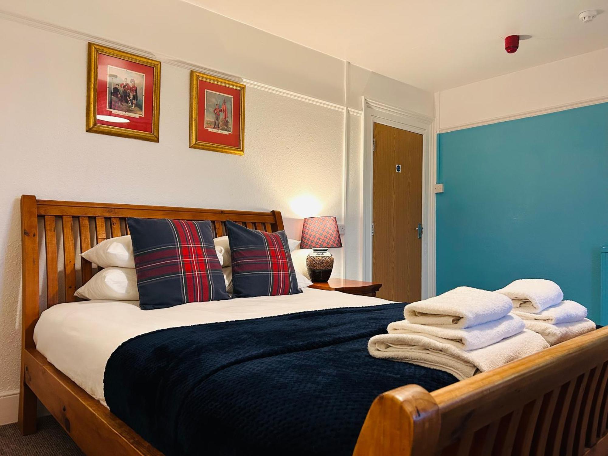 Clarence Quarters Self-Catering Guest House Портсмът Стая снимка