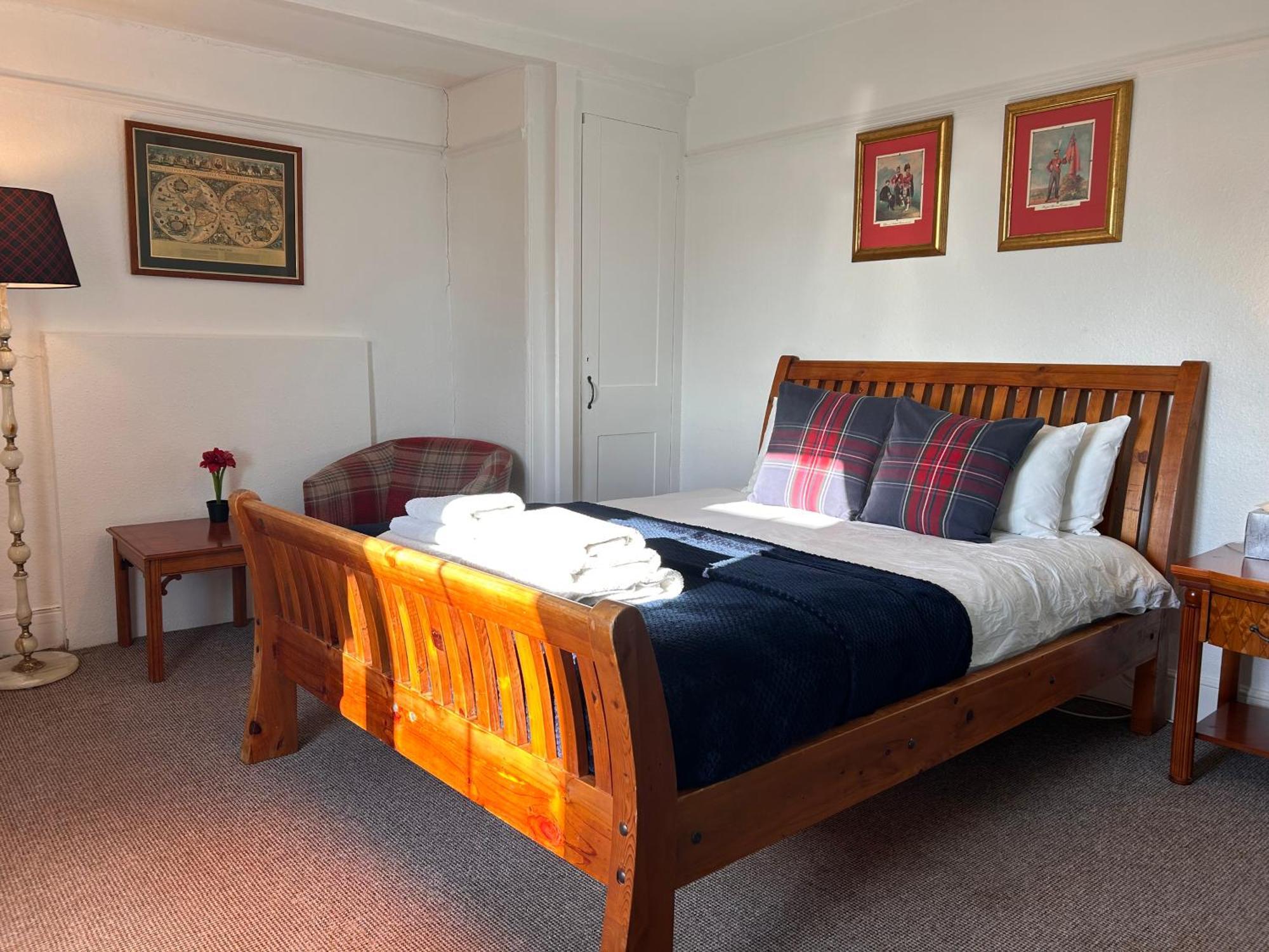 Clarence Quarters Self-Catering Guest House Портсмът Стая снимка