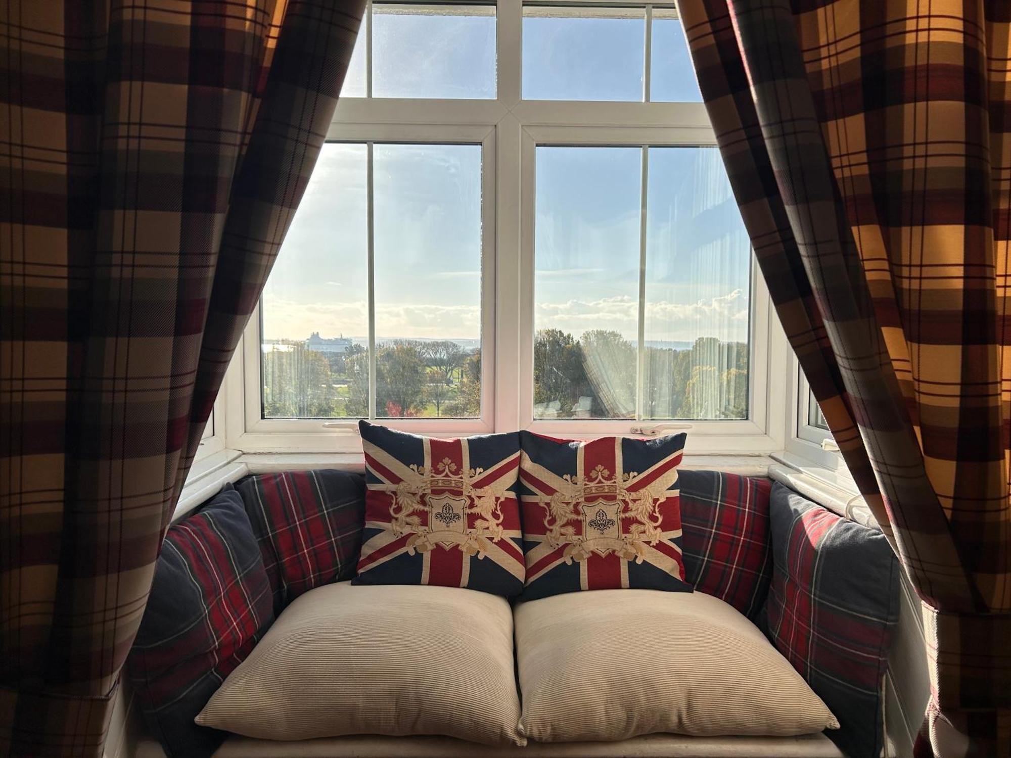 Clarence Quarters Self-Catering Guest House Портсмът Екстериор снимка
