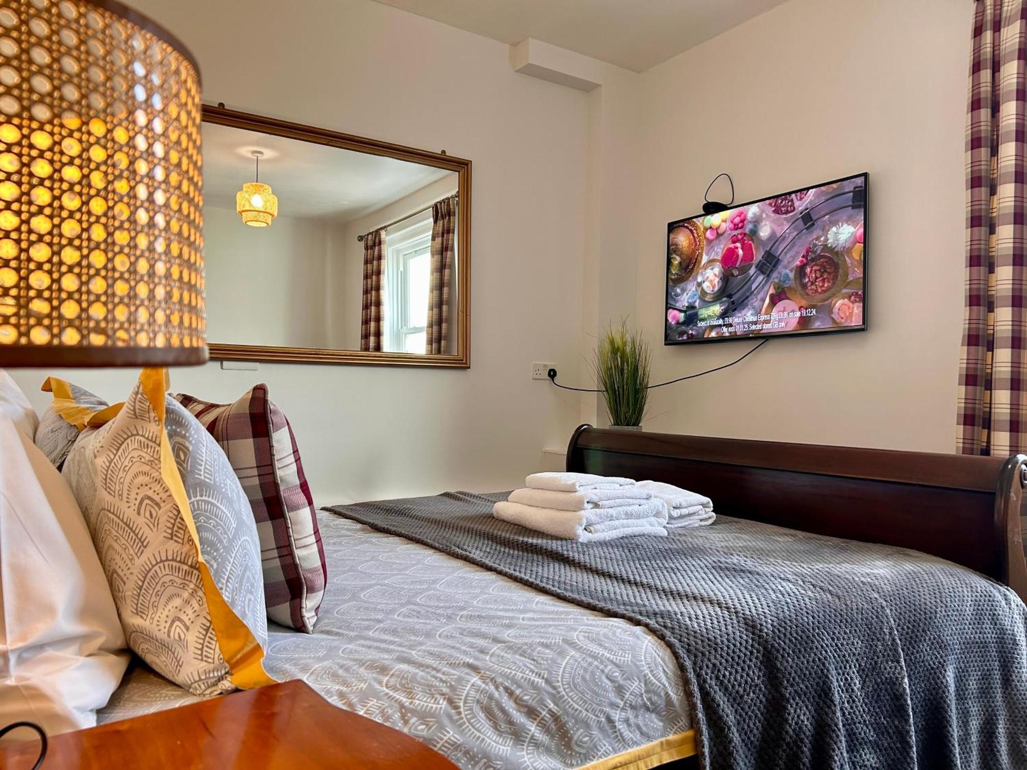 Clarence Quarters Self-Catering Guest House Портсмът Екстериор снимка