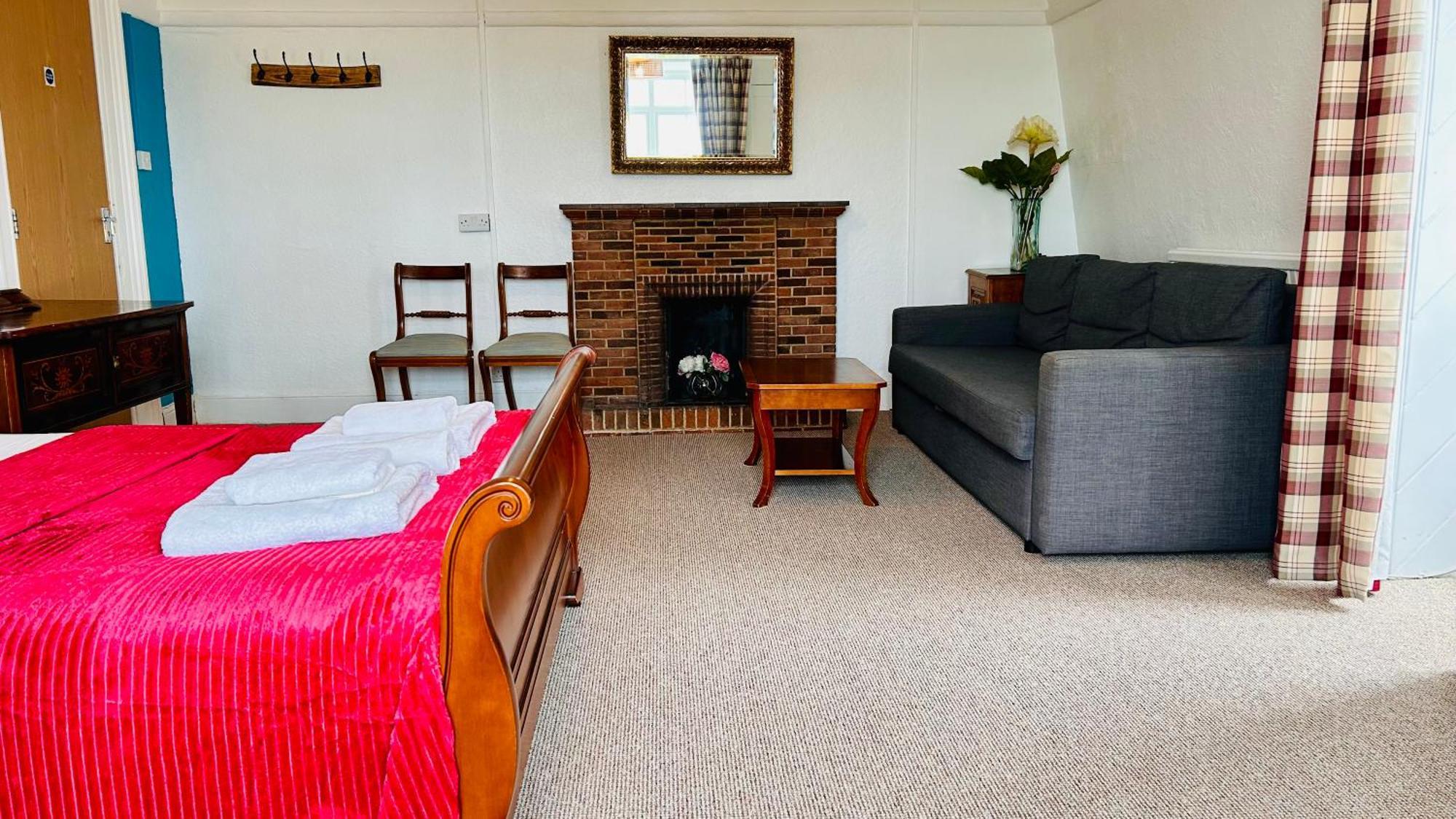 Clarence Quarters Self-Catering Guest House Портсмът Стая снимка