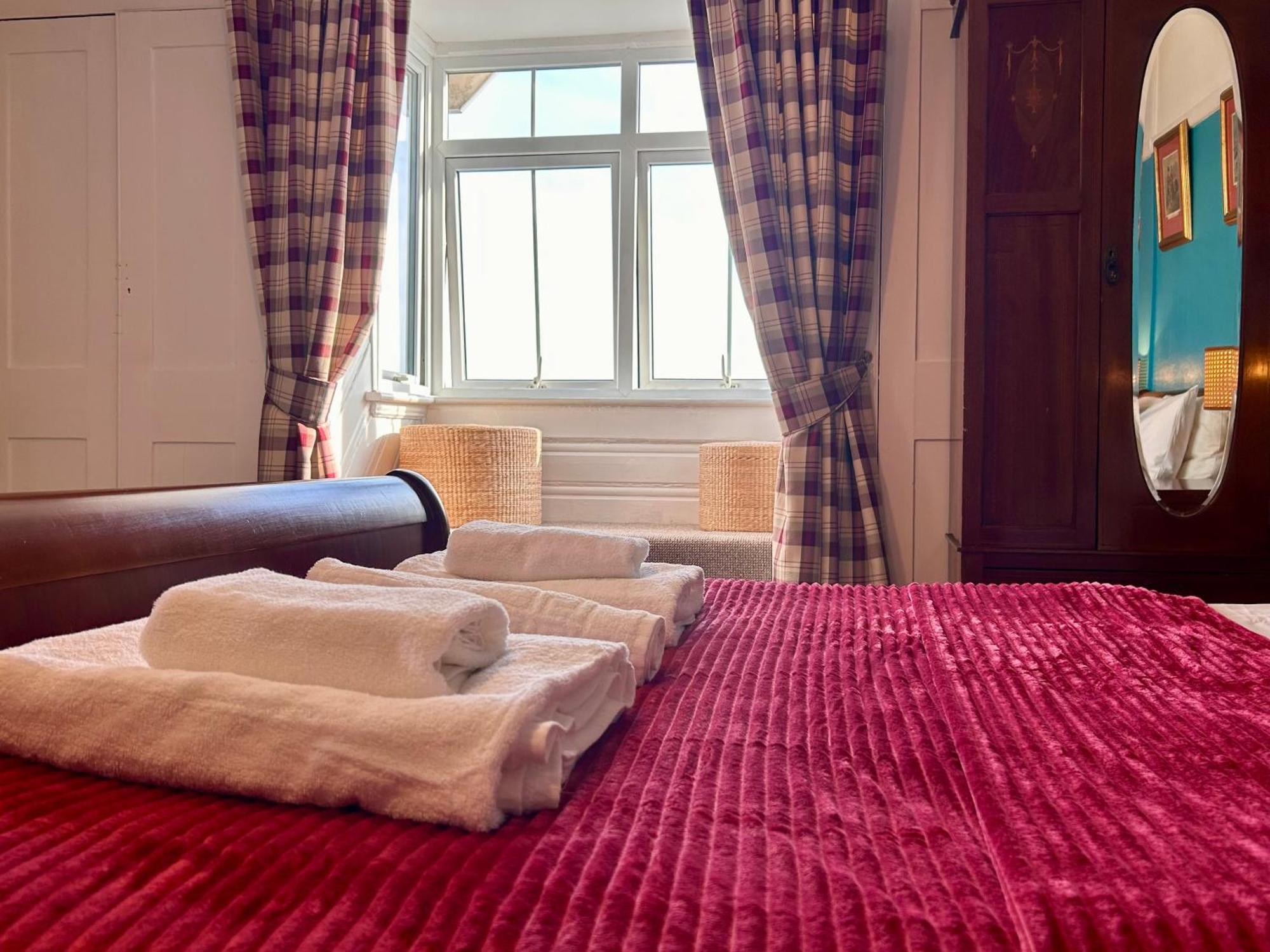Clarence Quarters Self-Catering Guest House Портсмът Стая снимка