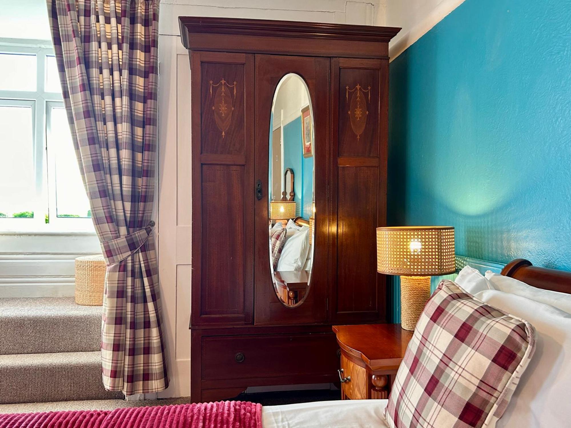 Clarence Quarters Self-Catering Guest House Портсмът Стая снимка